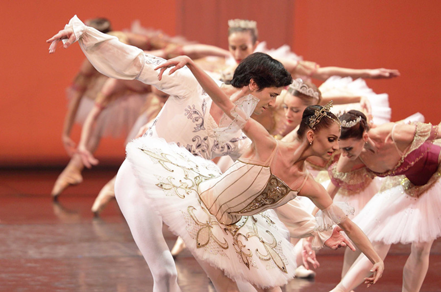 Russian ballet stars light up Beijing stage