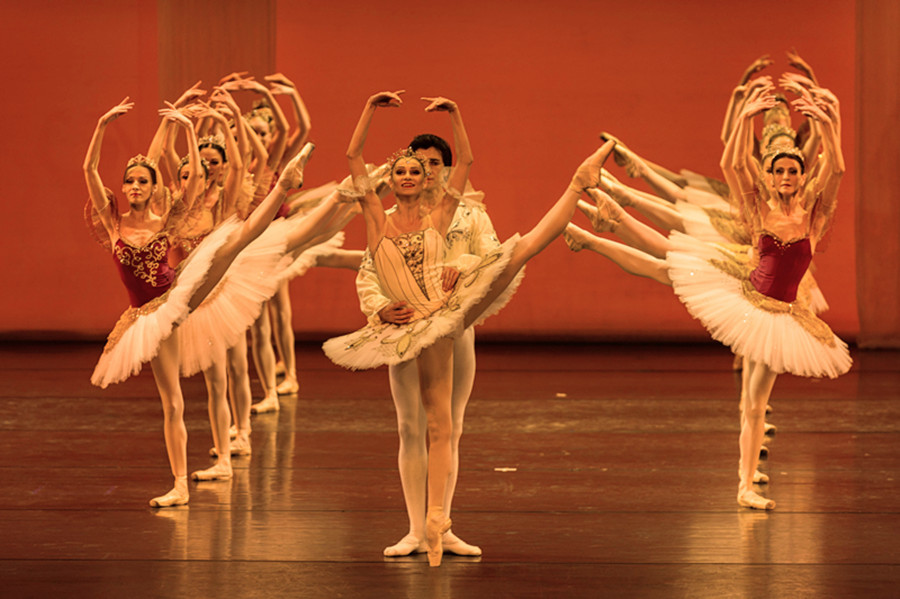 Russian ballet stars light up Beijing stage