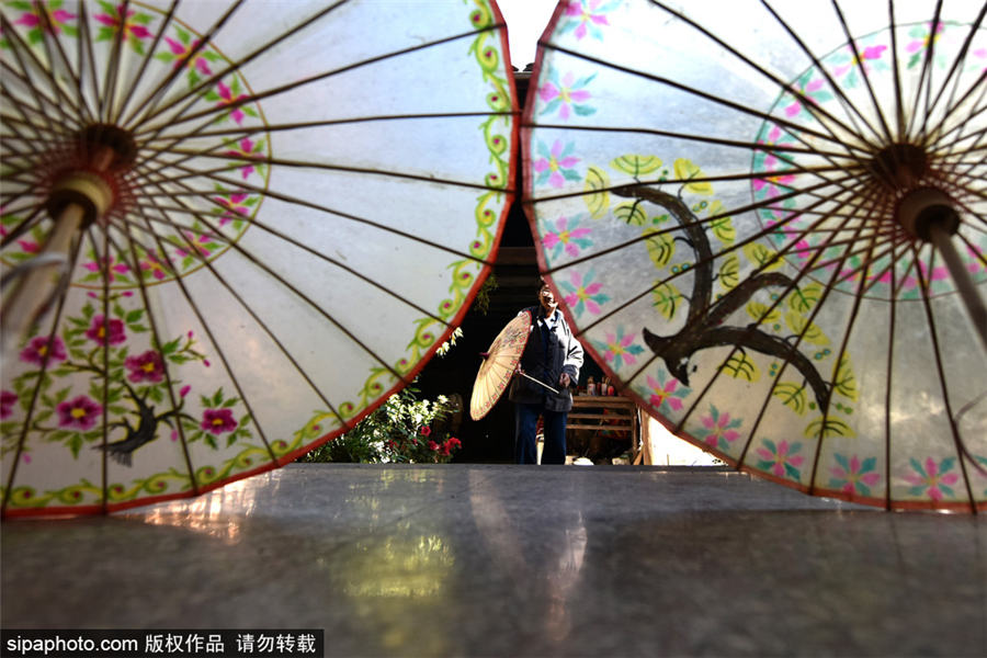 Inheritor preserves old tradition of making oil paper umbrella