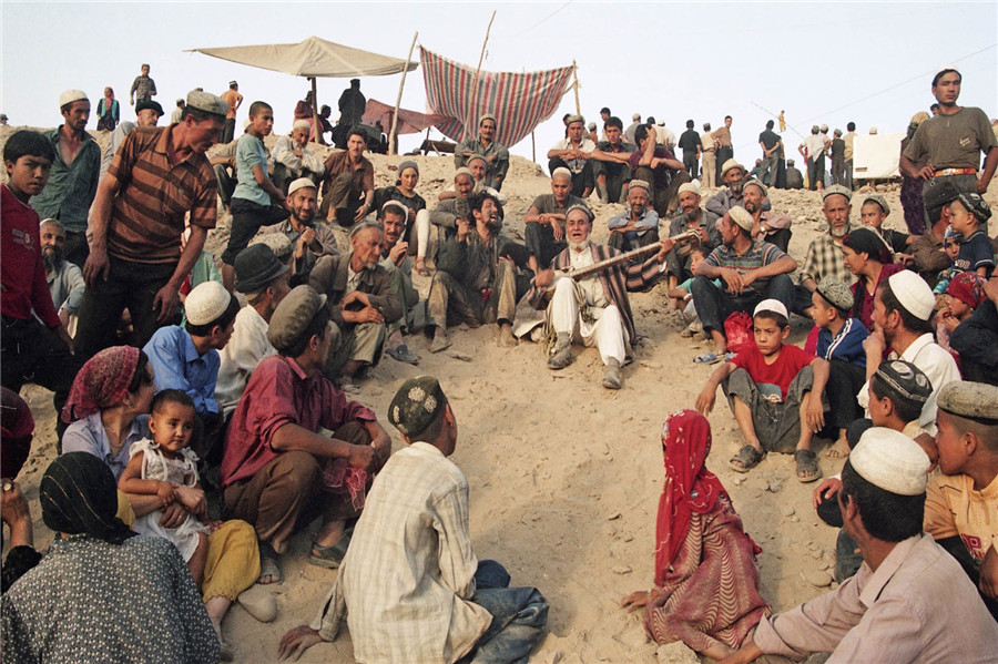 'Road to the Homeland' folk photography exhibition on display