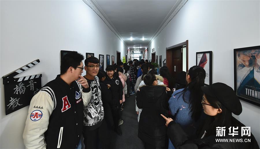 Art students take recruiting test in Shanxi