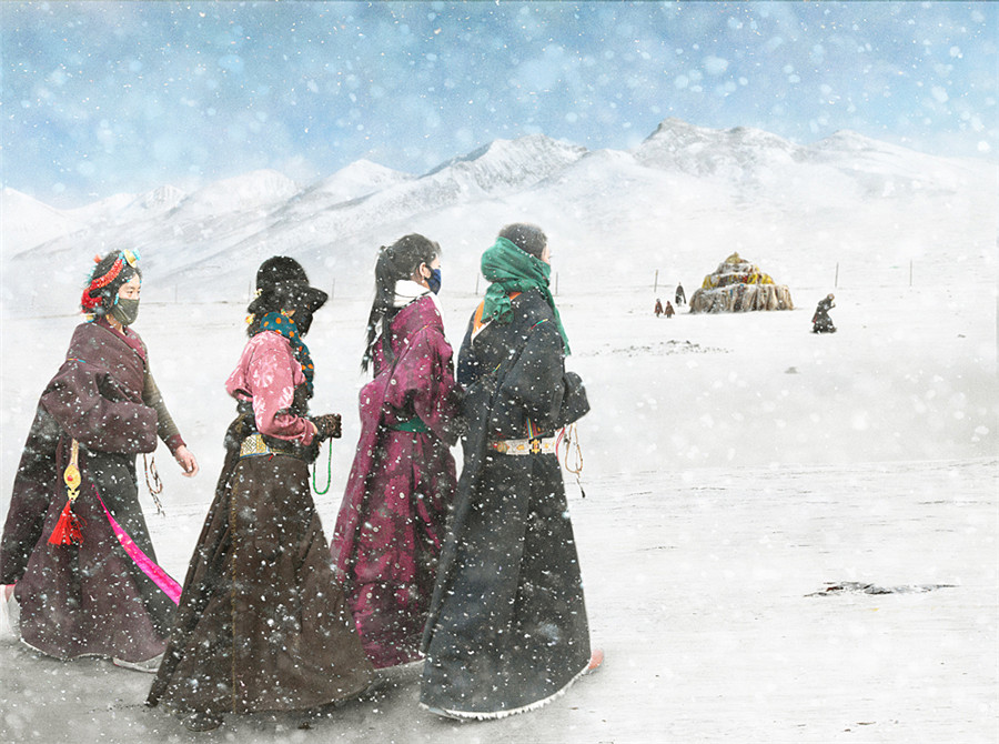 Stunning images of devout Tibetan Buddhist pilgrims in winter