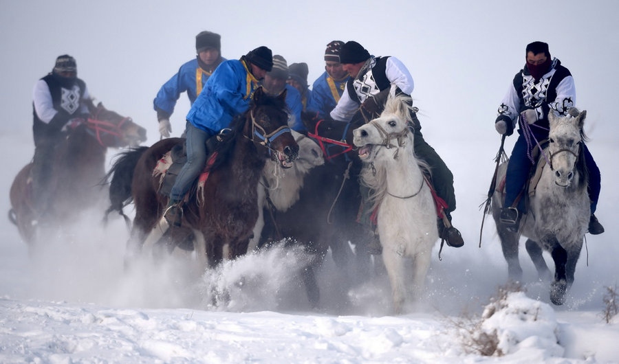 Herdsmen in Xinjiang take part in folk activities in winter