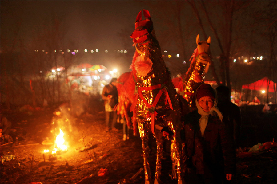 Folk sacrifice ritual held near ancient tomb in E China