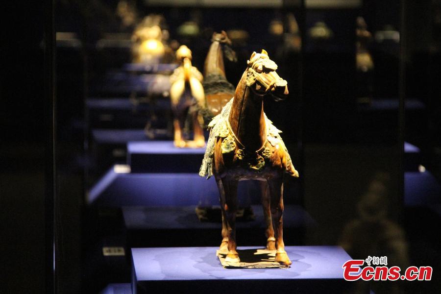 Tri-colored glazed pottery show held in Xi'an