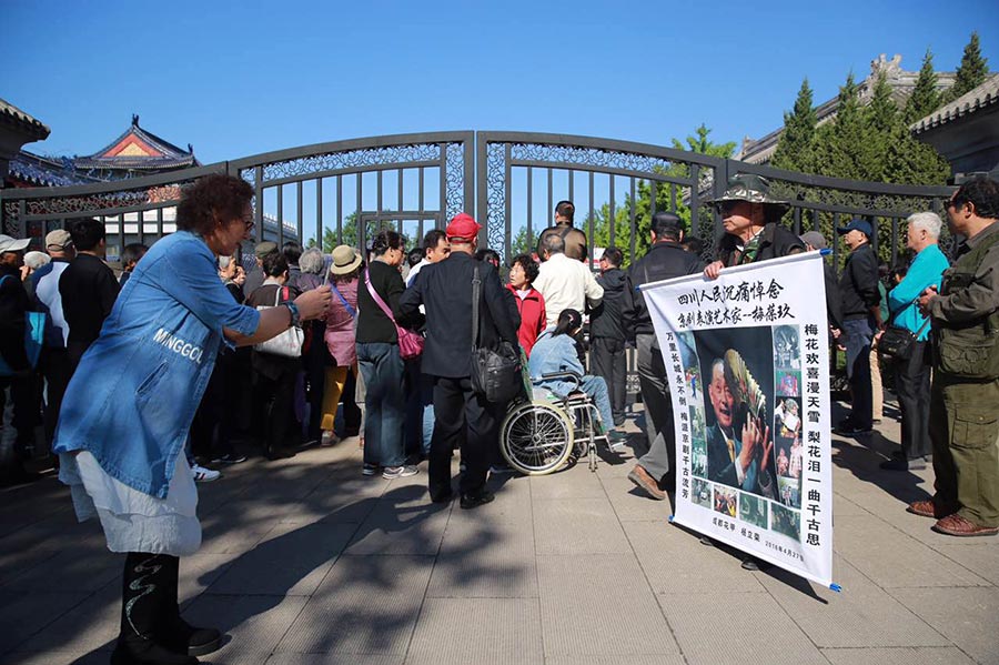 Mourners pay their last respects to Peking Opera master Mei Baojiu