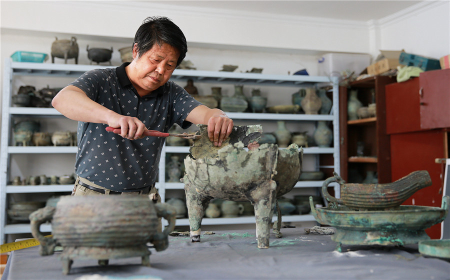 Restorers revive ancient bronze ware in C China