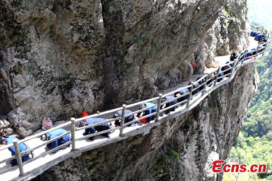 Hundreds of Taoists worship Laojun Mountain