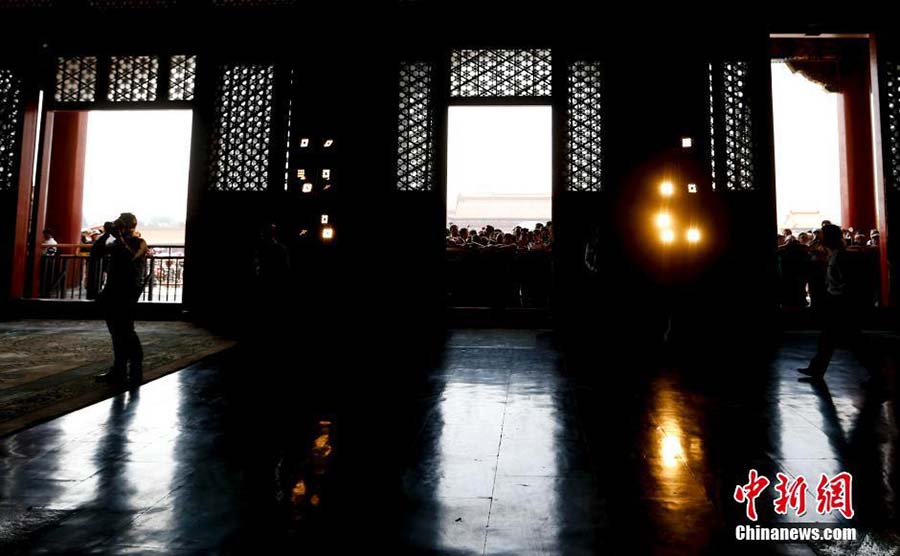 Forbidden City sees lights after hundred years