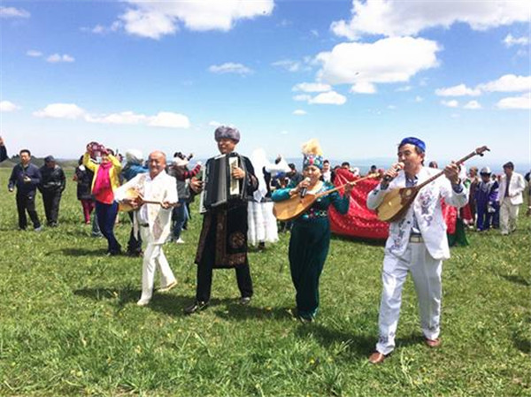 Traditional Kazakh wedding showcased in Xinjiang