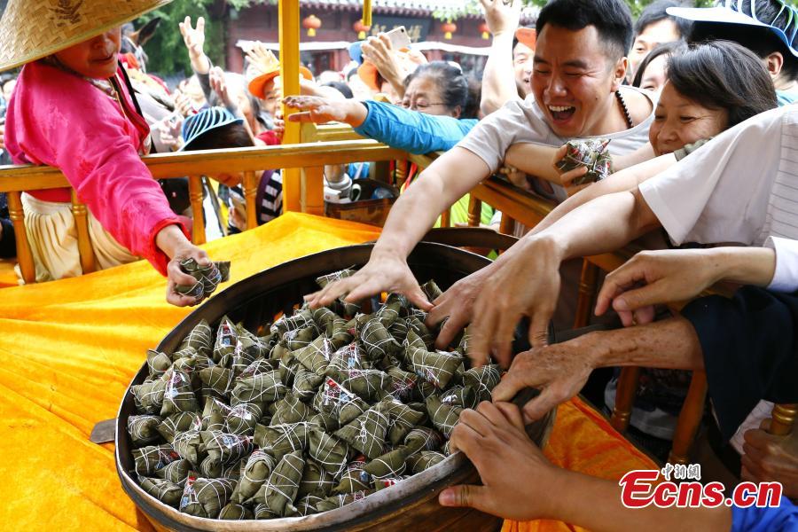 Park shares zongzi for Dragon Boat Festival