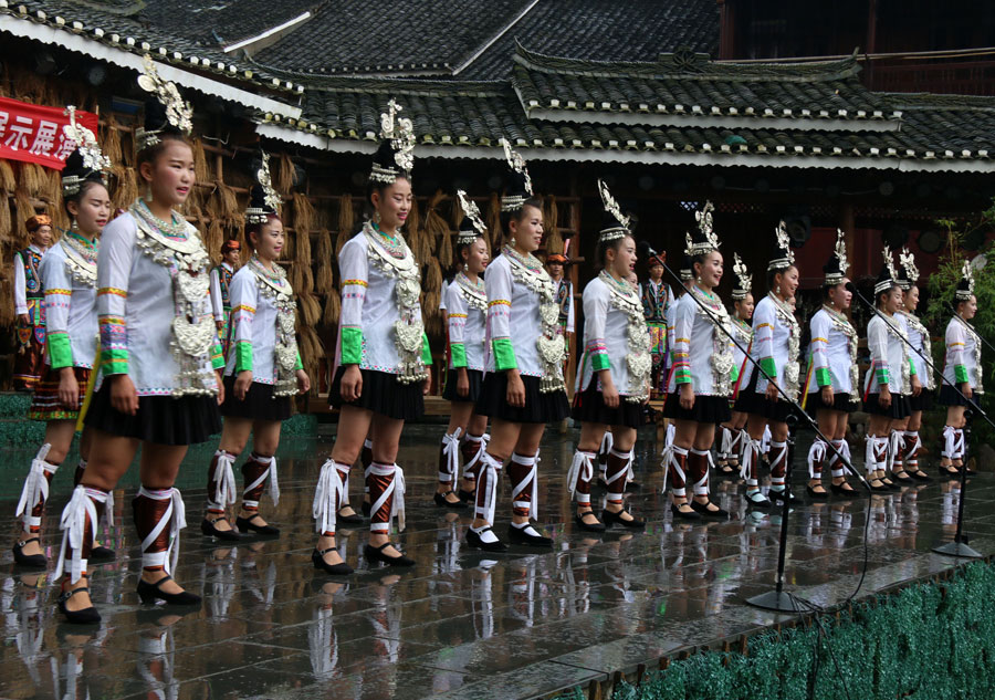 Actors of Dong ethnic group sing songs to mark Duanwu Festival