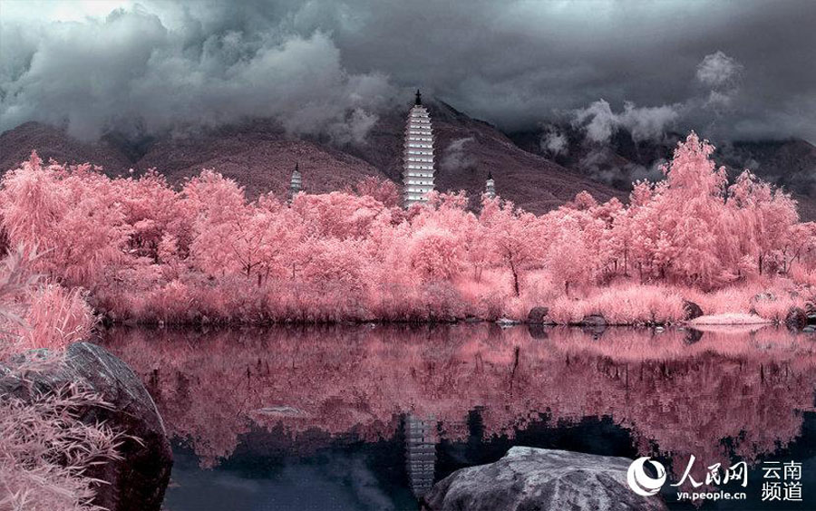 Iconic pagodas turn into a dreamland in infrared photos