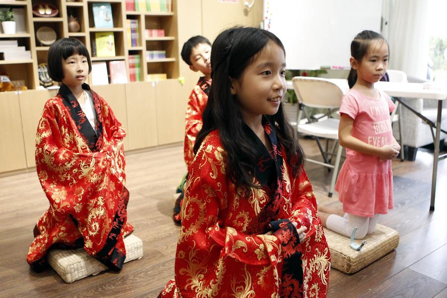 Kids wear Han-style costumes during summer camp in Beijing