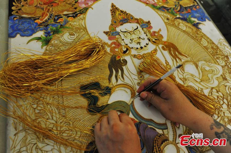 Folk artist uses 4,400 cm of gold wire for enamel art