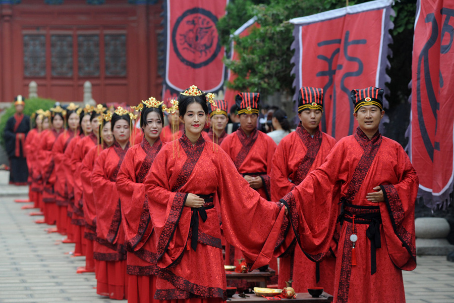 Couples marry in traditional costumes on Qixi