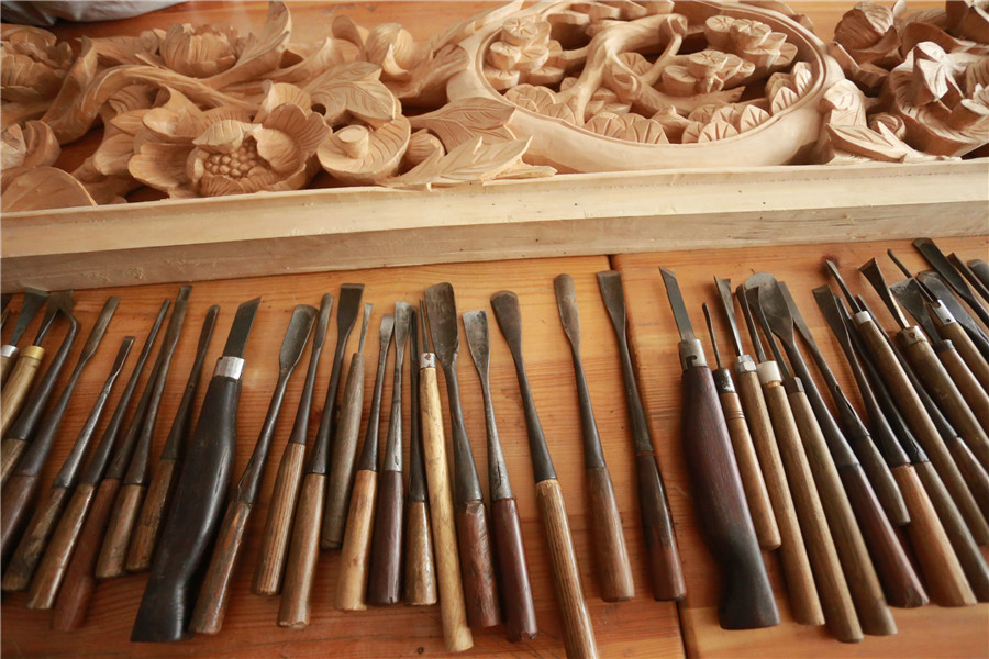 Inheritor of Songshan wood carving in C China