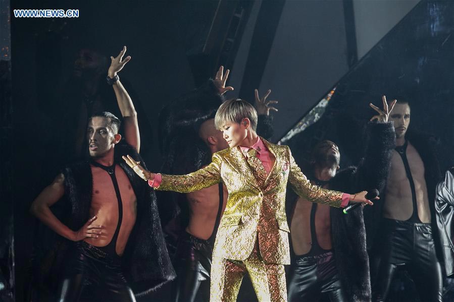 Li Yuchun launches tour with concert in Beijing