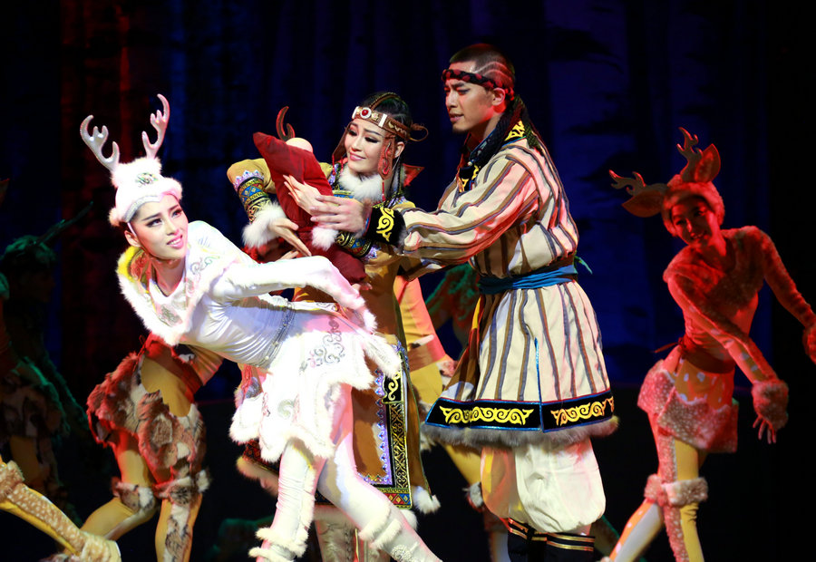 Hezhe ethnic dance drama<EM> Wusuli Chuan Ge</EM> shines in Beijing