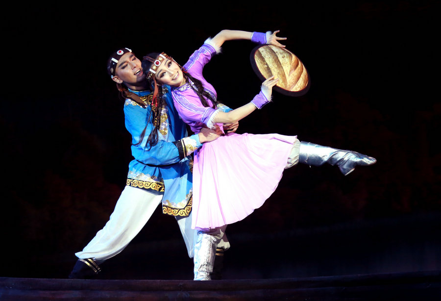 Hezhe ethnic dance drama<EM> Wusuli Chuan Ge</EM> shines in Beijing