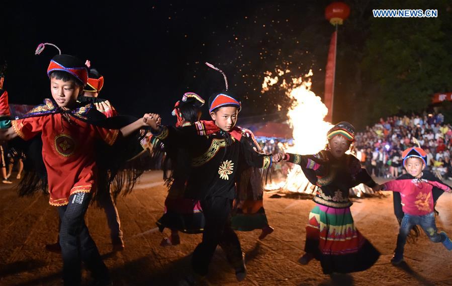 Folk artists sing for Shibaoshan Song Festival, SW China