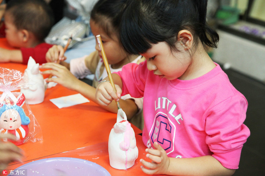 Cute clay rabbits welcome Mid-Autumn Festival