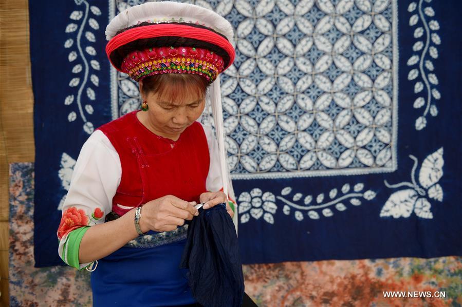 Tie-dyeing process: traditional folk technique of Bai ethnic group