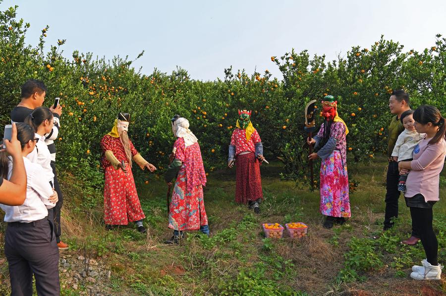 Actors perform Nuo dance to celebrate orange harvest