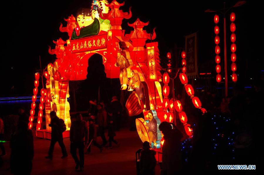 Festival lanterns lit up to greet upcoming Spring Festival in Henan