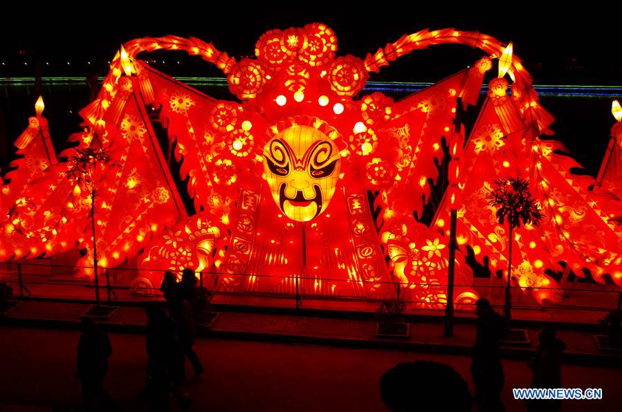 Festival lanterns lit up to greet upcoming Spring Festival in Henan