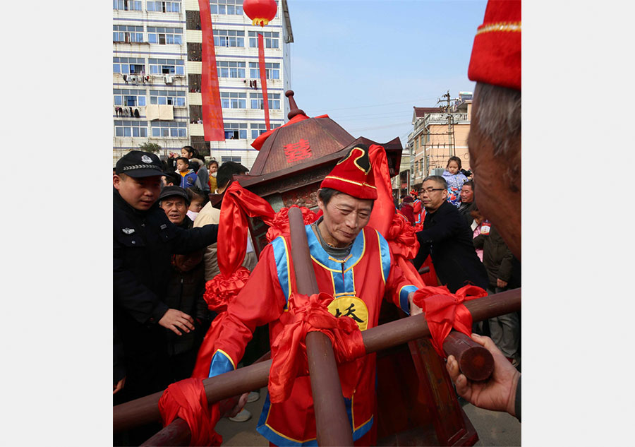 Crowds witness traditional water-town wedding in E China