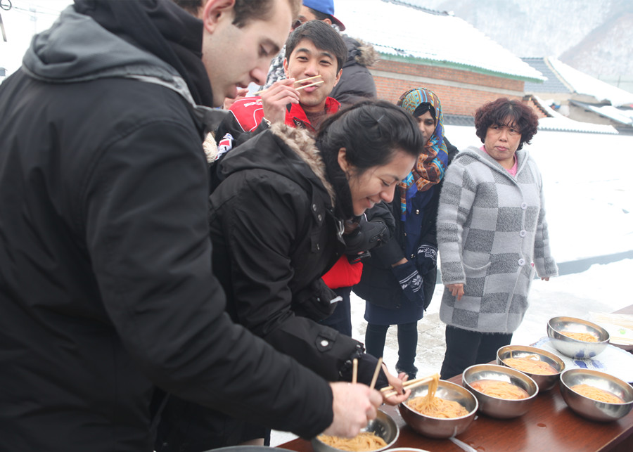 Foreigners experience Chinese New Year celebrations in Tonghua