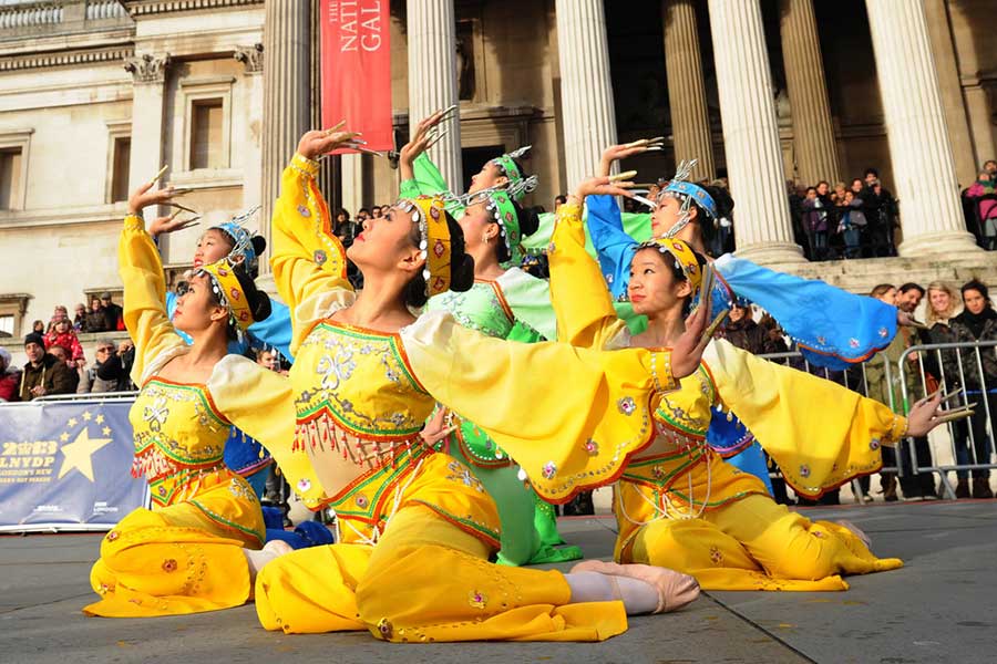 Traditional Chinese costume shines around the globe