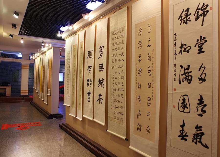 Foreigners experience Chinese calligraphy in Jilin