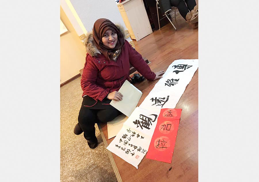 Foreigners experience Chinese calligraphy in Jilin