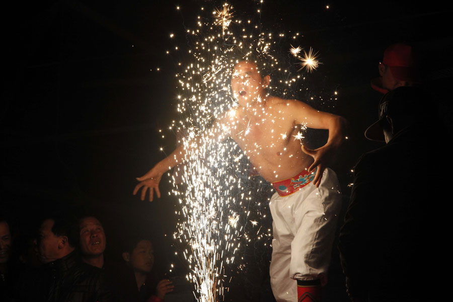 'Firework eating' performed during Lantern Festival in SE China