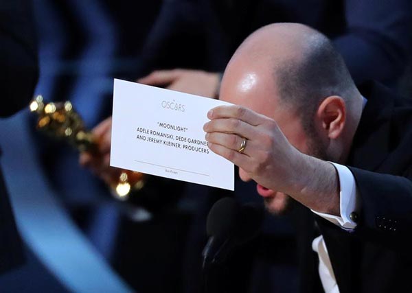 Oscar best picture blunder leads to red faces all round