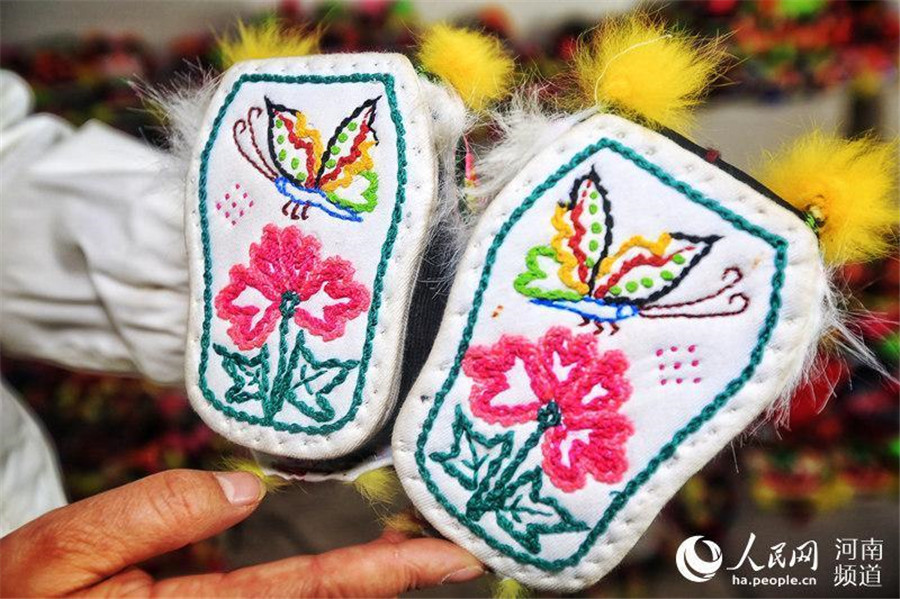 Woman collects hundreds of thousands of tiger-head shoes