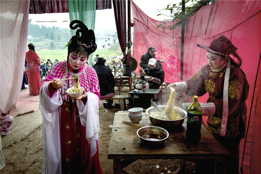 Photos offer glimpse into Chinese countryside opera troupes