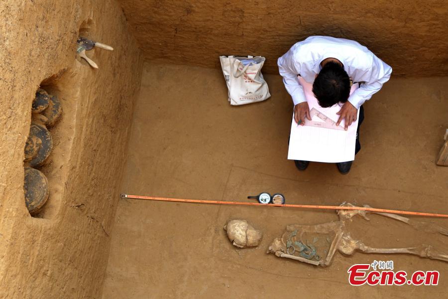 Archaeologists unearth Eastern Zhou Dynasty tombs