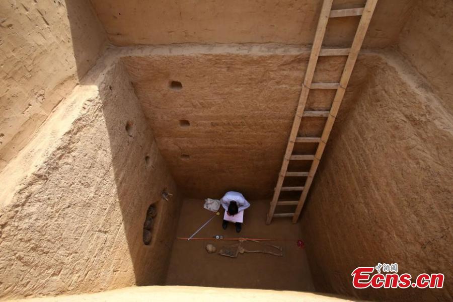 Archaeologists unearth Eastern Zhou Dynasty tombs