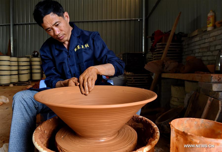 Pic story: Technique of making Jianzhan porcelain