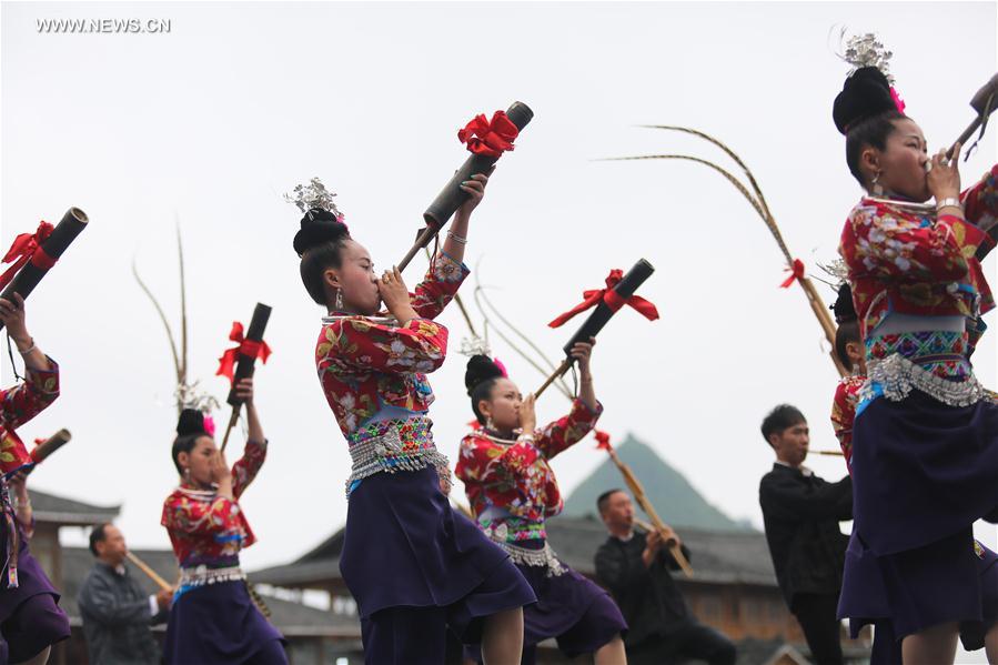 Contestants perform with Lusheng in SW China's Guizhou