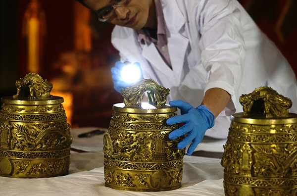 Palace Museum shows artifacts in Hong Kong