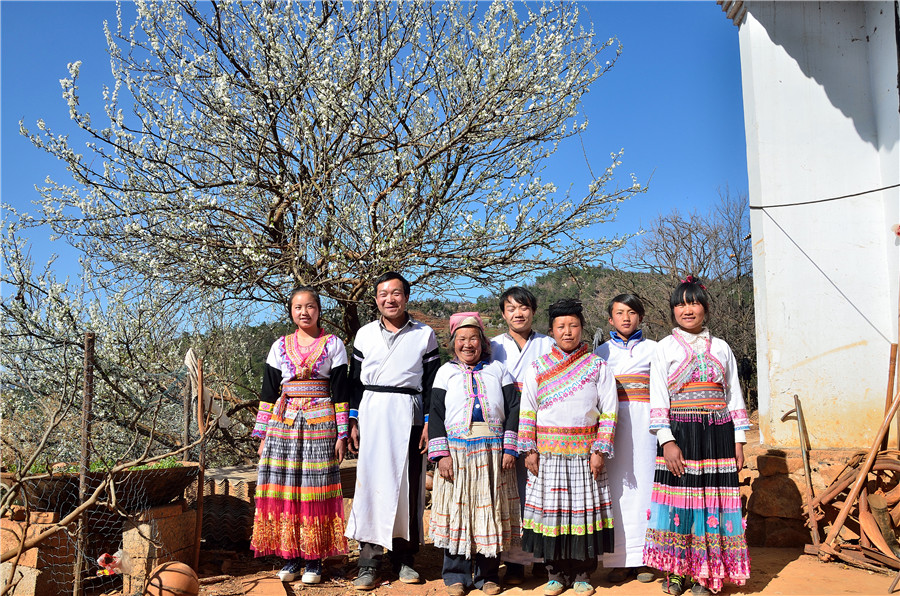 Images capture life of ethnic groups in China