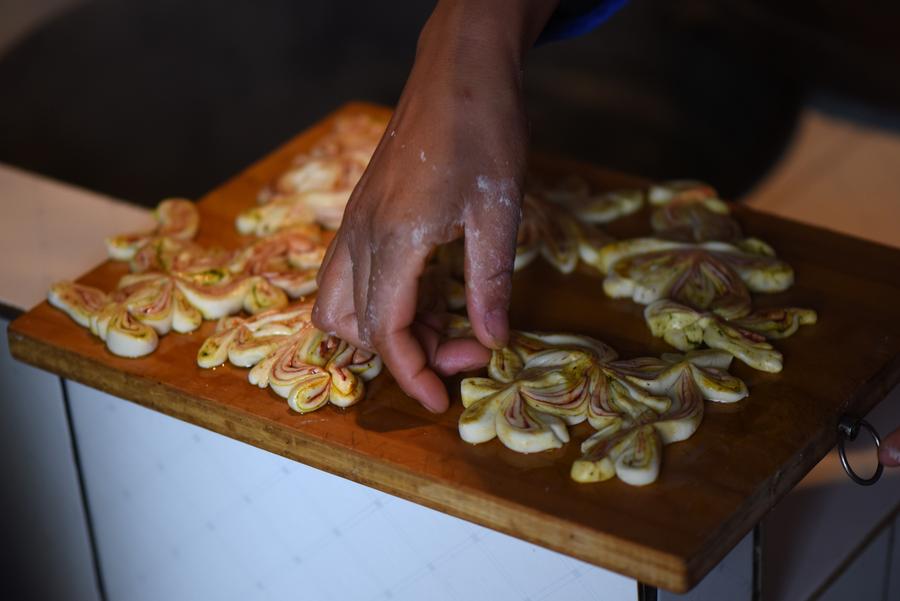 Tu ethnic group makes special mooncake for Mid-Autumn Festival