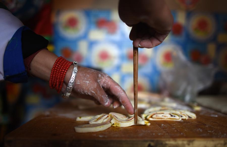 Tu ethnic group makes special mooncake for Mid-Autumn Festival