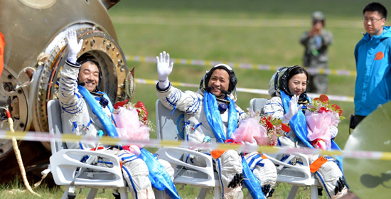 神舟十號(hào)圓滿完成任務(wù)平安返回