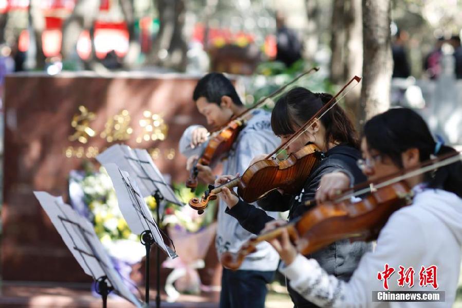 北京大學(xué)生文明祭掃 小提琴演奏祭先烈