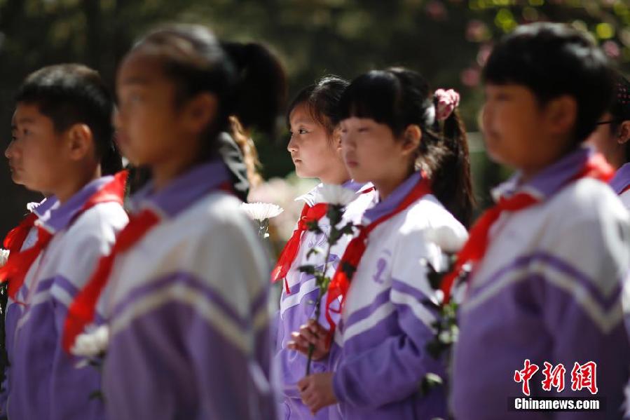 北京大學(xué)生文明祭掃 小提琴演奏祭先烈